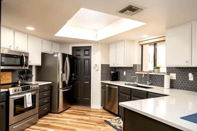 Foto del edificio - MOVE IN SPECIAL!!! Unfurnished Long Term P...