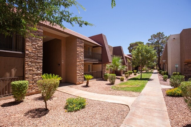 Foto del edificio - Guard gated SW community with easy Strip a...