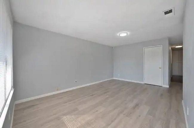 Building Photo - 5800 Mascot Ave