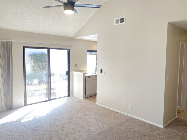 Foto del edificio - Newly Updated Condo in Irvine, with Two Ca...