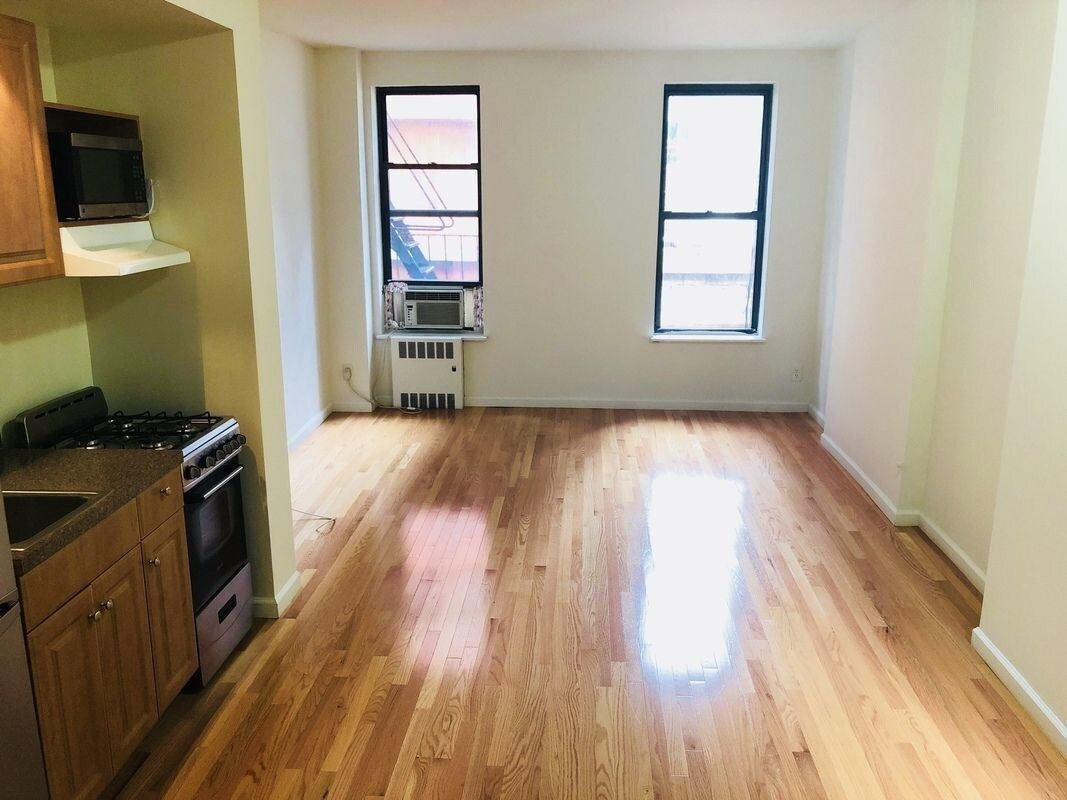 Primary Photo - 243 E 53rd St