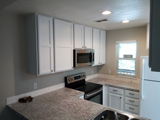 Kitchen - 2960 W Stuart St