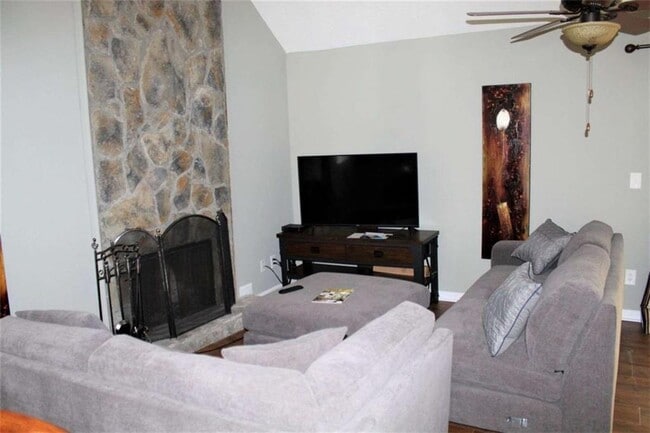 Building Photo - 1068 Falling Water Dr