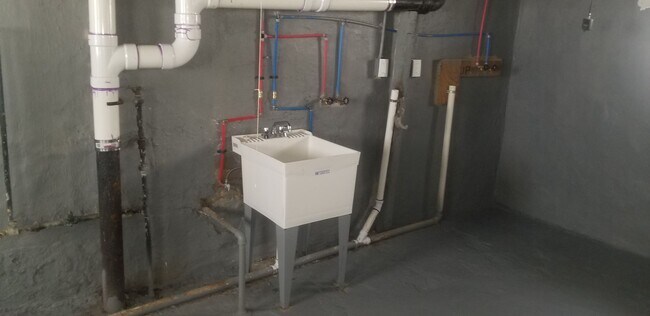 Foto del edificio - 5001 Denison Ave