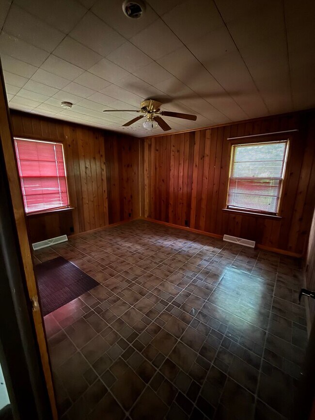 Building Photo - 3 Bedroom 1.5 Bath House