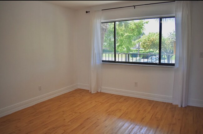 Building Photo - 1627 Meadows Cir W