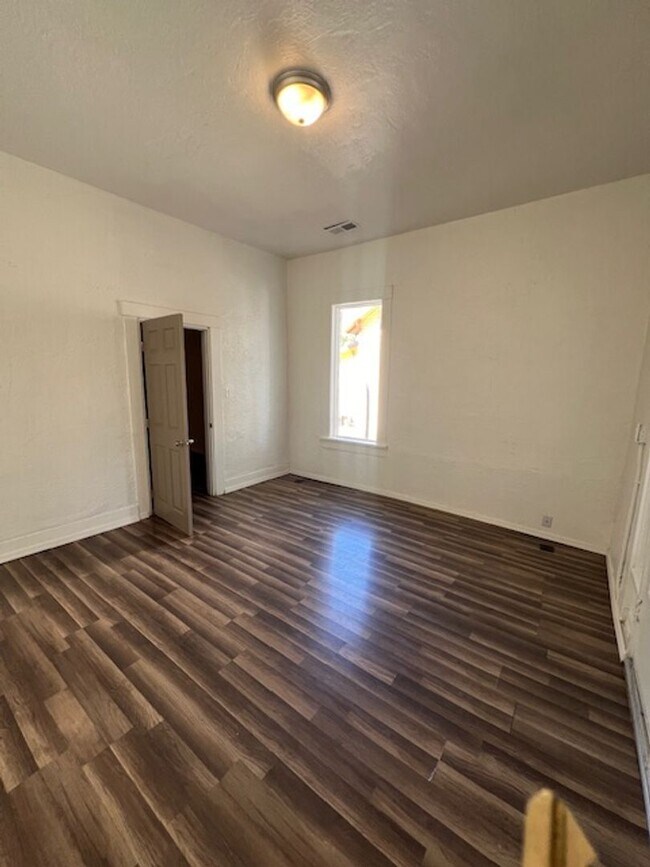 Foto del edificio - Can’t get any closer to Downtown Albuquerque, two bedroom one bath duplex
