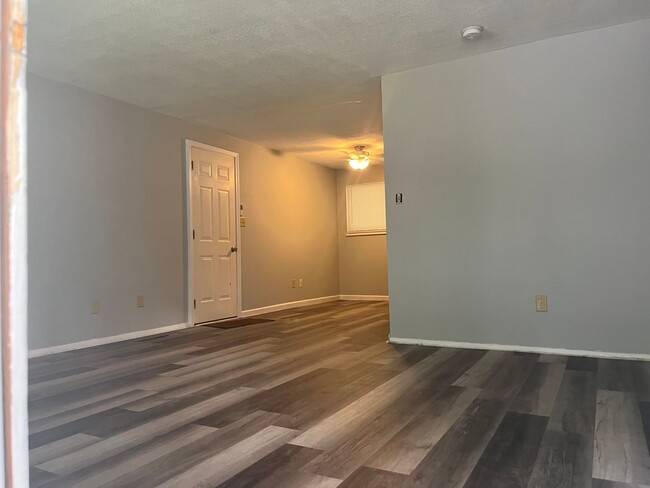 Building Photo - 3 bedroom 1 bathroom single family home wi...