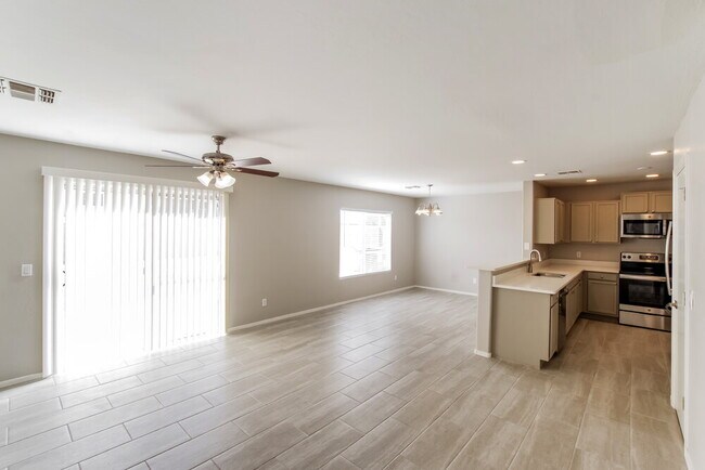 Foto del edificio - 12221 W Larkspur Rd