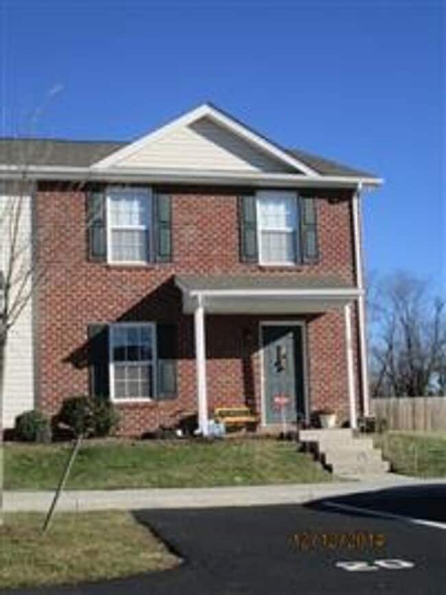 Building Photo - 10 Salem Ln