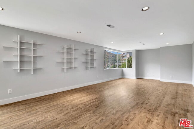 Foto del edificio - 6396 Weidlake Dr
