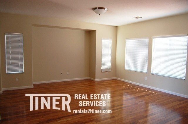 Building Photo - Charming Home in Elk Grove, Move-In Ready!
