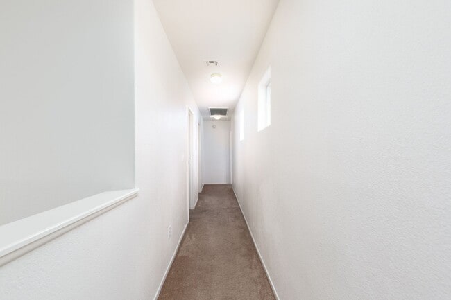 Building Photo - LARGE 4 BEDROOM, 3 BATH HOME BLOCKS FROM N...