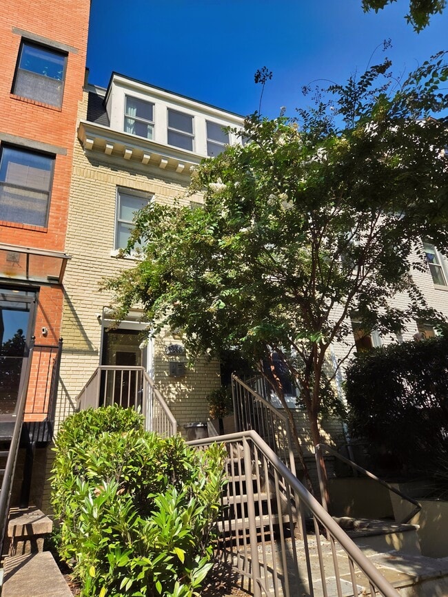 Building Photo - 2446 Ontario Rd NW