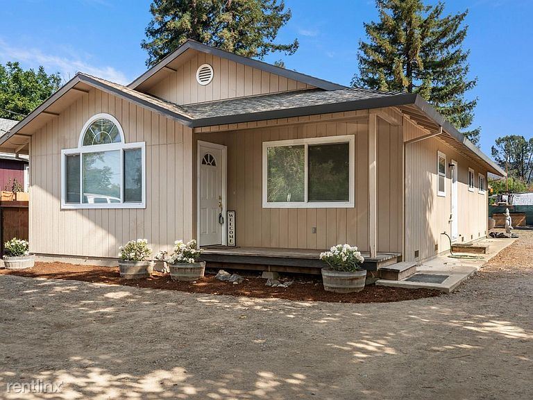 Primary Photo - 3 br, 2 bath House - 668 1st St
