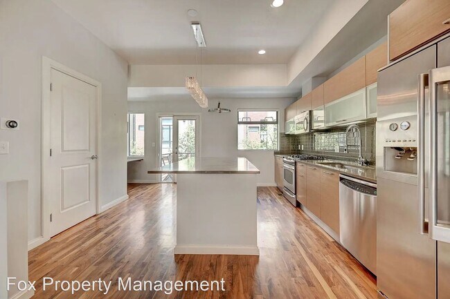 Building Photo - 2 br, 3 bath House - 2335 Walnut Street Un...