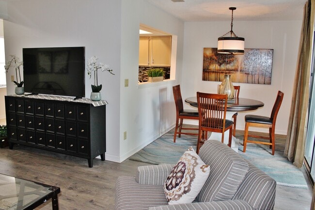 Foto del edificio - 7805 Renaissance Ct