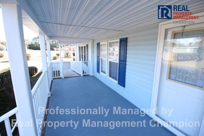 Foto del edificio - Spacious 3 BD/2.5 BA Home w/New Flooring and Fresh Paint