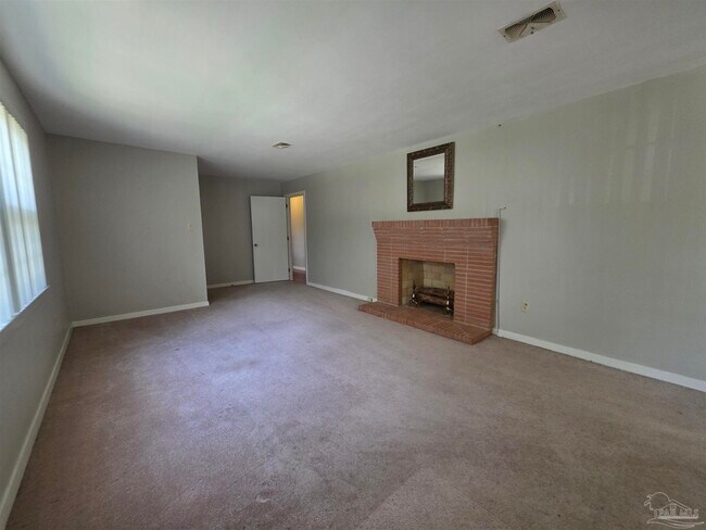Building Photo - 402 Park Ln E