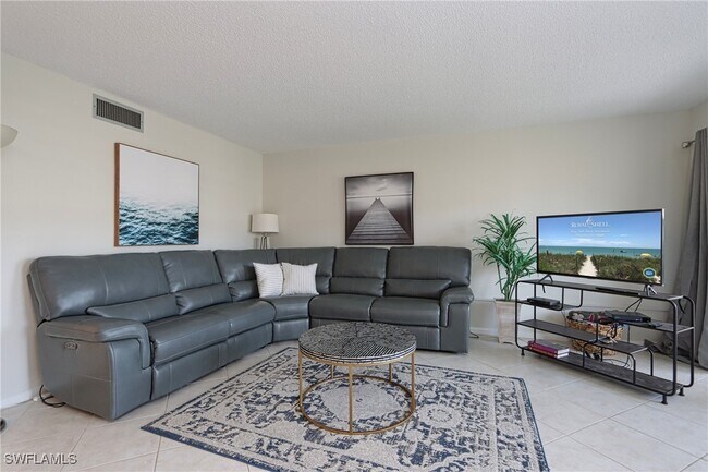 Foto del edificio - 25740 Hickory Blvd