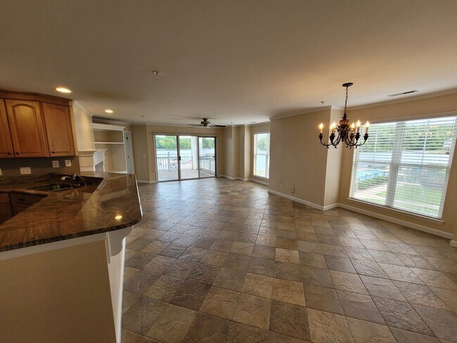 Foto del edificio - WATERFRONT - 3 Bed/2 Bath Condo - End Unit - Stunning View - Lake Access - Community Pool - Tenni...