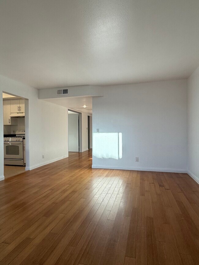 Foto del edificio - 7826 Topanga Canyon Blvd
