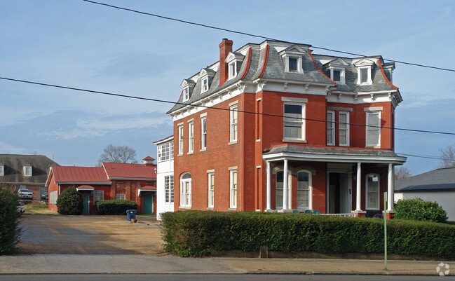 Building Photo - 634 S Sycamore St