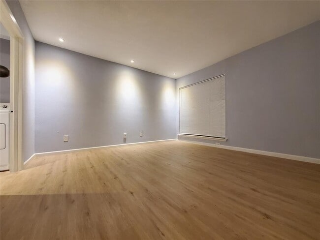 Building Photo - 2824 S Bartell Dr