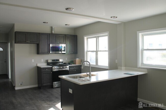 Building Photo - 519 Roosevelt Ave