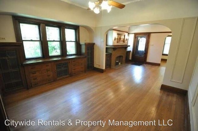 Building Photo - 5402 W Lloyd St