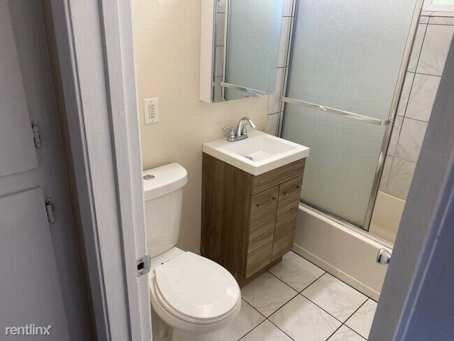 Foto del edificio - 2 br, 1 bath Apartment - 419 W 10th St E