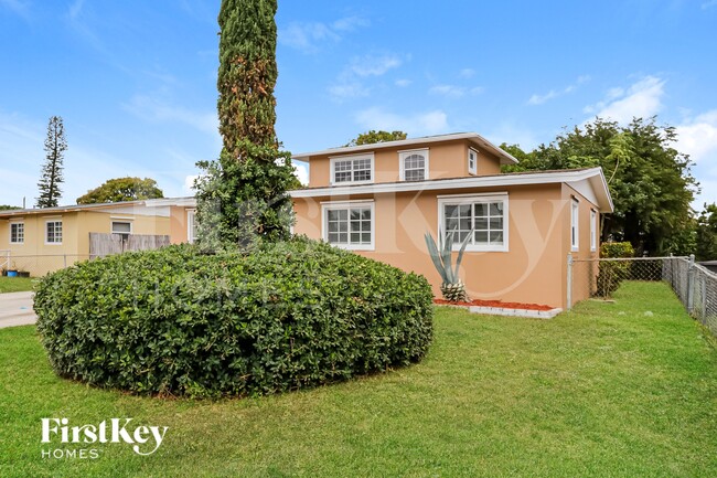 Building Photo - 1443 7th St