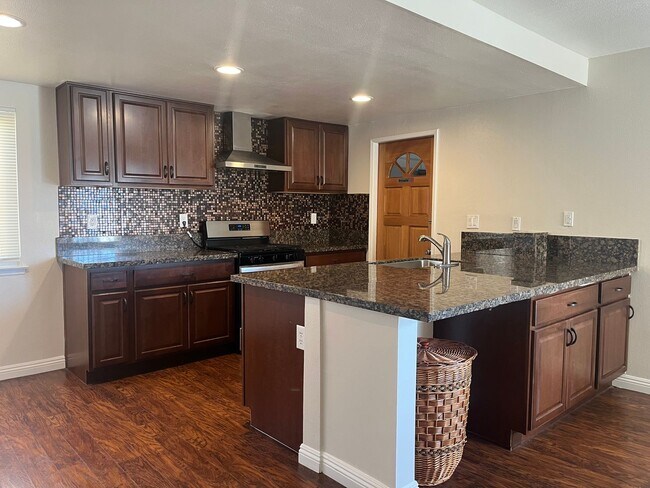 Foto del edificio - 4 bedroom 2bathroom Home Available now!