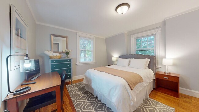 Building Photo - 3-bed Furnished in Victorian Home