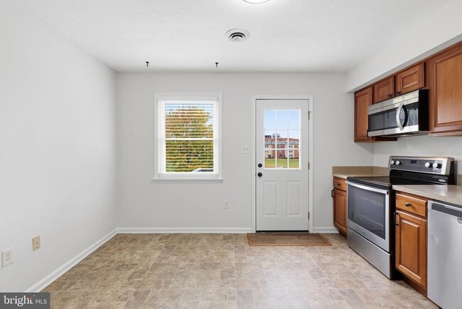 Building Photo - 405 Willow Lawn Dr