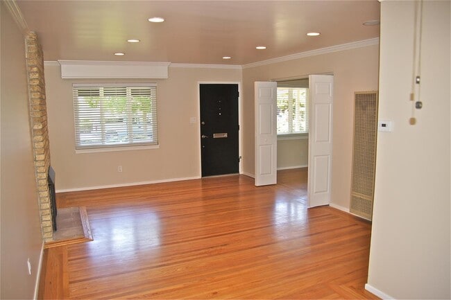 Building Photo - 2323 Peachtree Ln