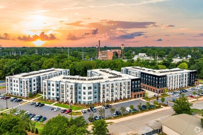 Building Photo - Riverside