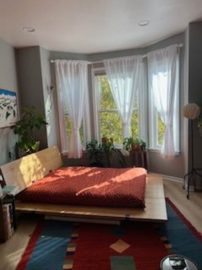 Building Photo - Spacious 3BR (or 2BR + Office) w/ In-Unit Laundry – Renovated, Near Yale SOM