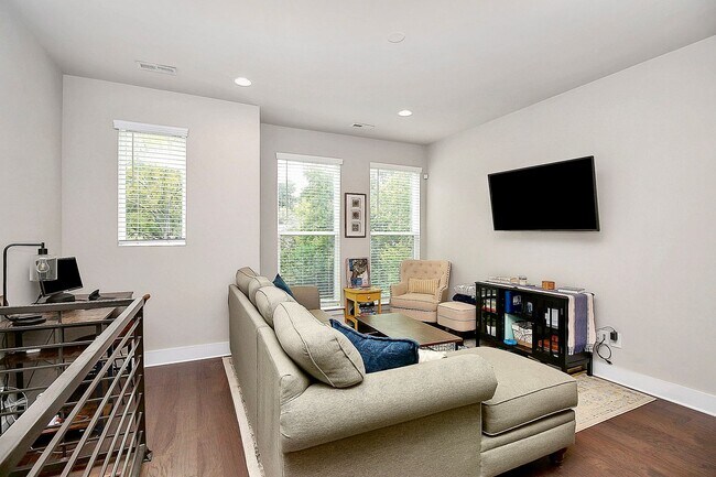 Foto del edificio - 323 Uptown West Drive