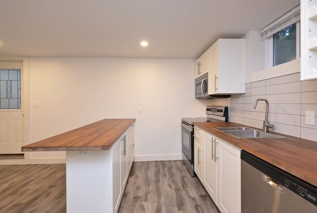 Building Photo - 40 Woodland Av