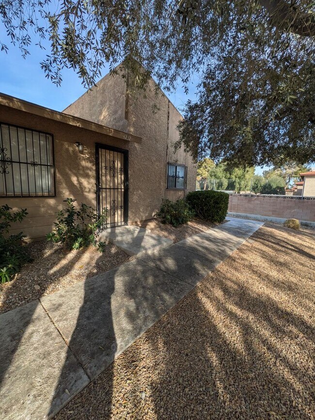 Building Photo - SPRING VALLEY TOWNHOME