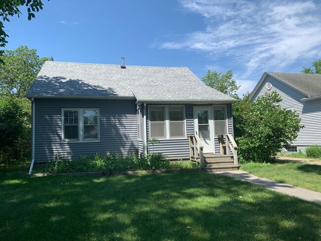 Building Photo - 4 Bedroom Near NDSU!!