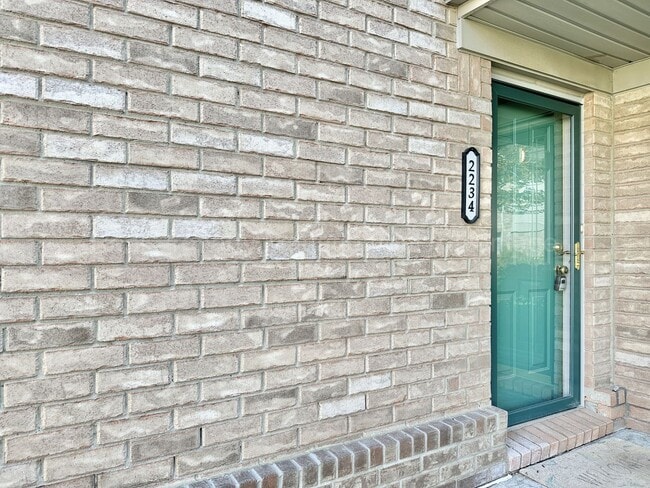 Building Photo - Spacious 2 Bed Condo with Attached Garage