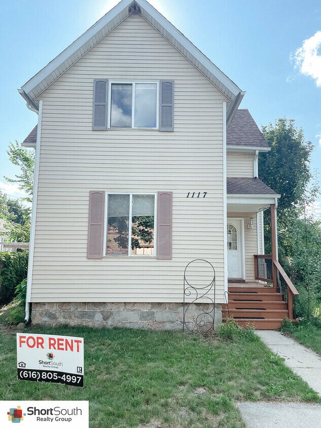 Primary Photo - 5 Bed 3 Bath w/4 Stall Garage off Alpine A...