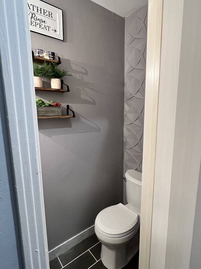 Baño en la planta baja - 804 Holder Ct