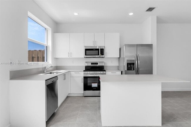 Foto del edificio - $2400 2803 SE 26 Ave # 2803