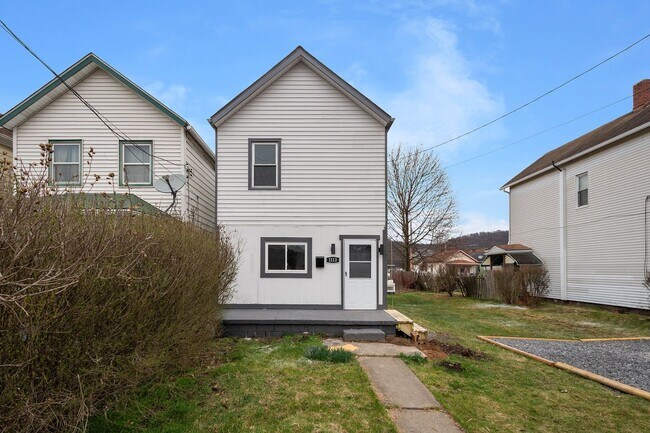 Building Photo - SCORE 1ST MONTH'S RENT FREE IF SIGNED BY JAN 9! Beautiful 2 bedroom home in Coraopolis available ...