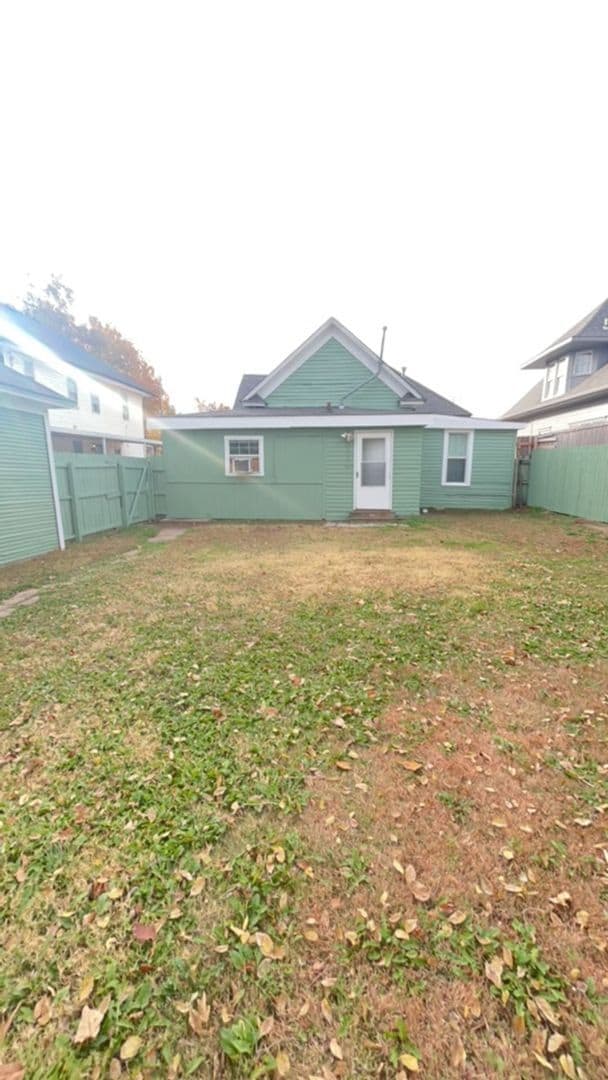 Building Photo - 512 W Oak Ave