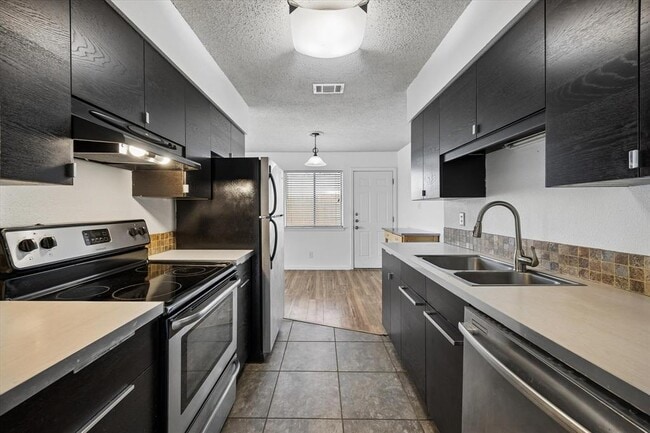 Building Photo - 8106 Sonnet Ave