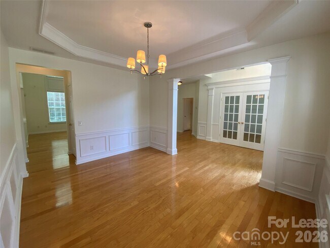 Foto del edificio - 9901 Hazelview Dr